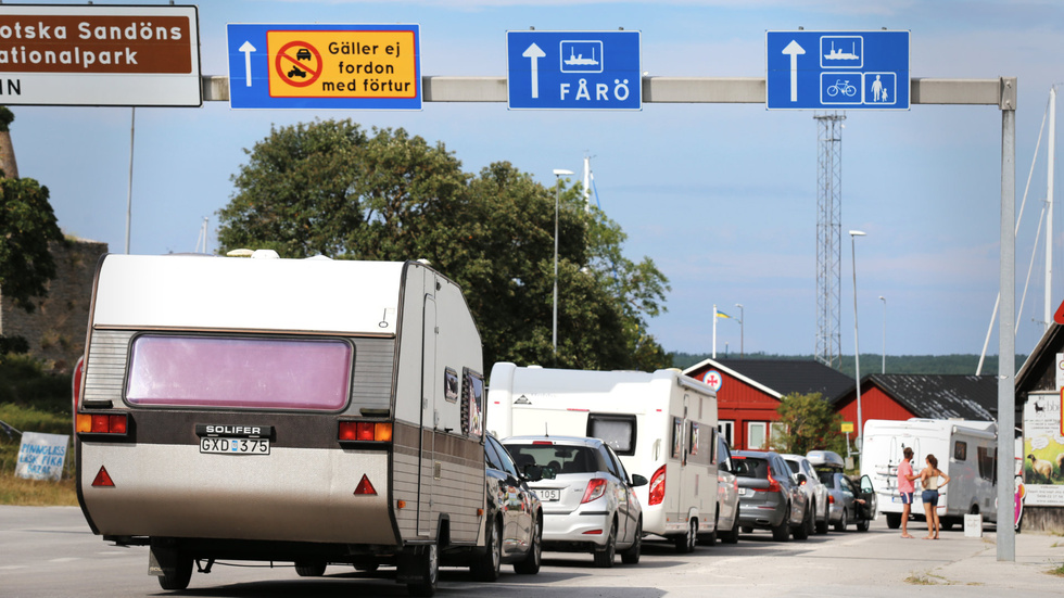 Köerna ringlade sig ofta långa när Trafikverket under de första veckorna i juli endast körde med två Fåröfärjor istället för tre. 