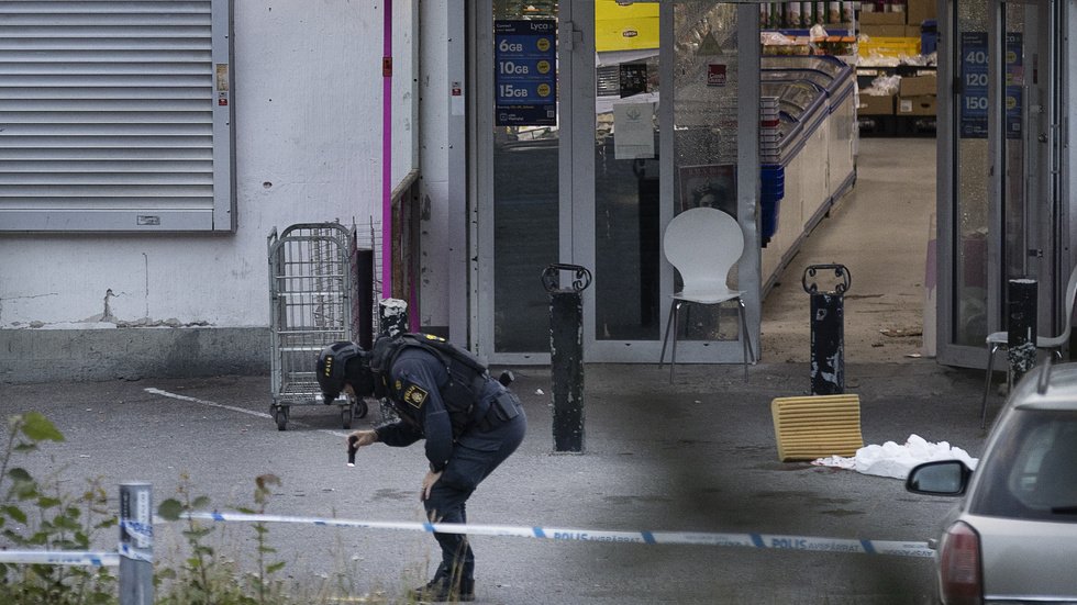 Förra veckan kastades en handgranat in i en butik i Geneta i Södertälje och en kvinna skadades allvarligt. Arkivbild.