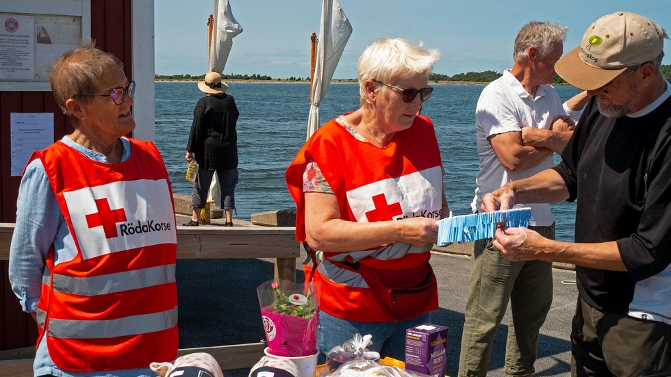 Aina och Britt säljer lotter på Klinte Båtklubbs 50-årsfirande.