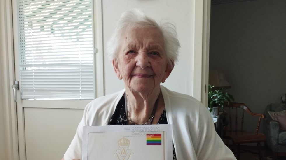 När man fyller 100 år blir man gratulerad av kungen och drottningen. Här håller Gunborg Johansson stolt i brevet från kungaparet.