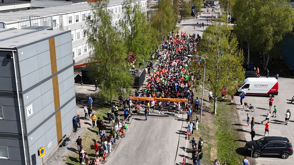Se drönarbilderna i spelaren i artikeln.