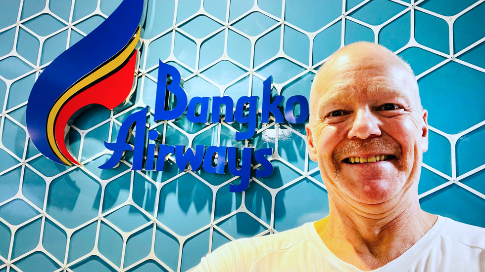En strålande glad Jonny Larsson kunde kliva av planet fredag förmiddag svensk tid på Bangkoks flygplats.