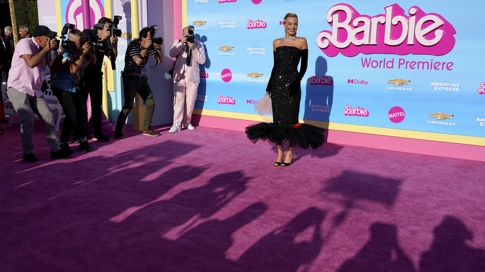 "Det verkar som om fansen av ”Barbie”-filmen inte har varit med förr. För de är så fruktansvärt upprörda över att Margot Robbie inte är nominerad för bästa kvinnliga huvudroll och Greta Gerwig inte är nominerad för bästa regi."