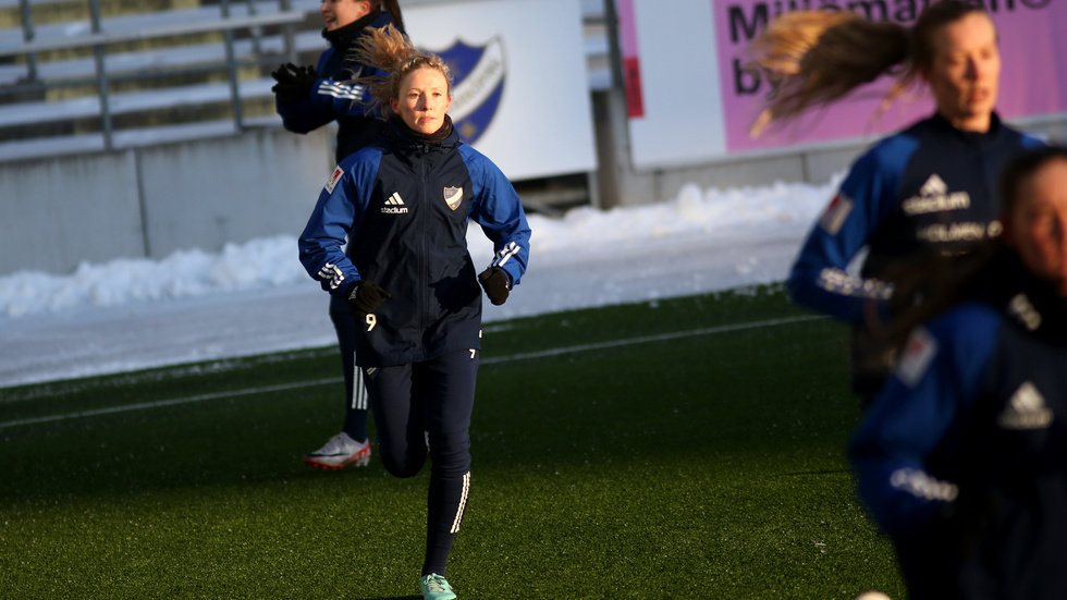 Nicole Robertson verkade vara på väg bort från IFK tidigare i vintras och kan alltjämt ryka från truppen.