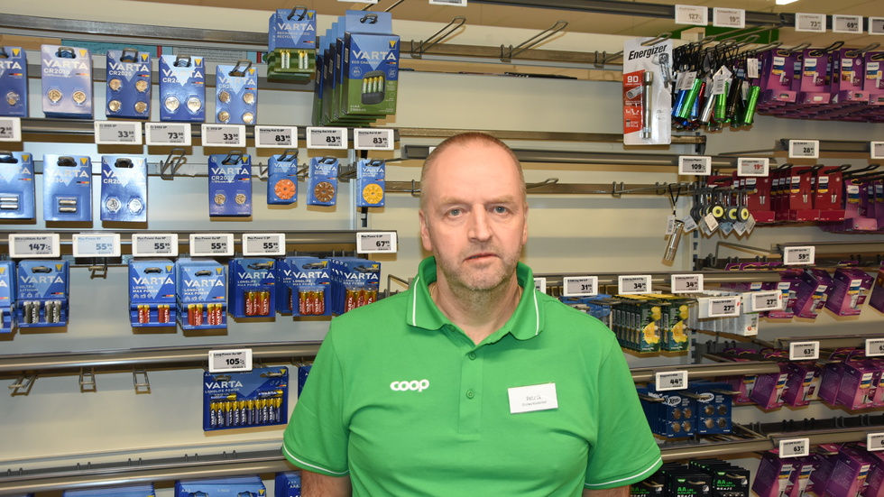 "Vi har sålt fler batterier", säger Patrik Kattilavaara butikschef Stora Coop Kalix.