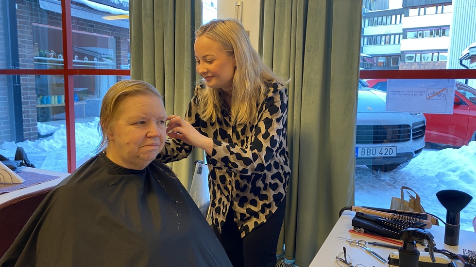 Salongen På hårets frisör Vilma Salo klippte håret på Finspångsbon Ros-Mari Hjalmarsson.