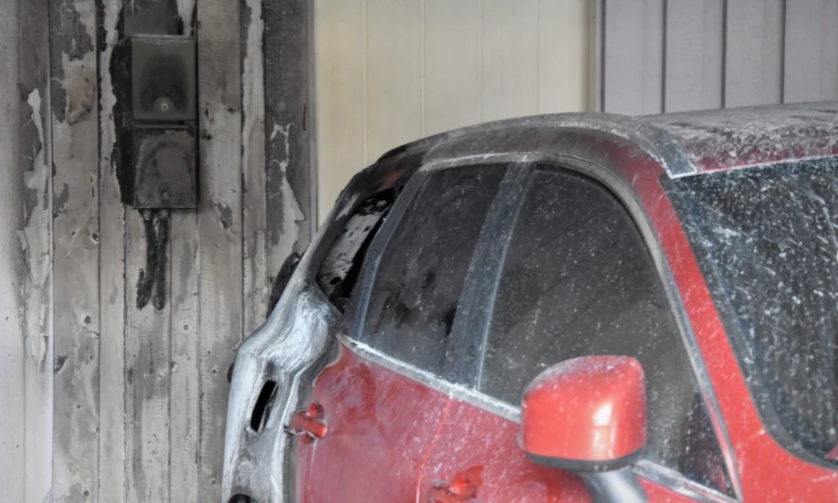 En av de skadade bilarna efter bränderna i Haparanda.
