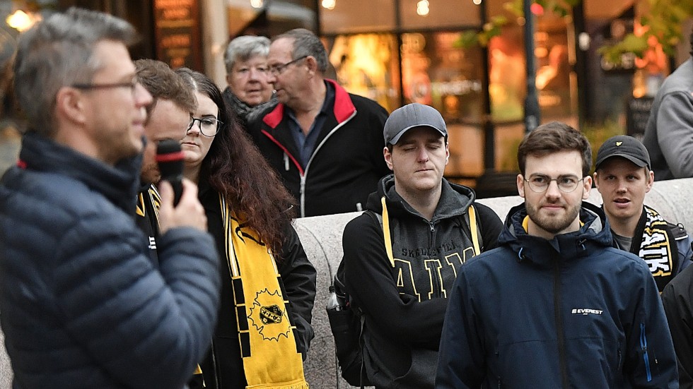 Jonas Marklund (th), ordförande North Power, om Skellefteå AIK:s och GM Erik Forssells (tv) beslut att värva en spelare som spelade i KHL förra säsongen. 