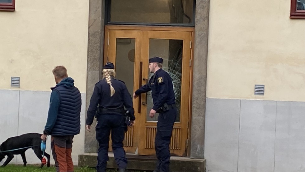 Flera skott avlossades mot dörren. 
