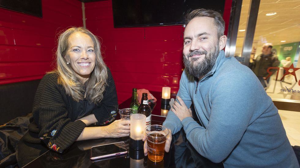 Titti Rosén och Niklas Lindgren laddar upp i baren.