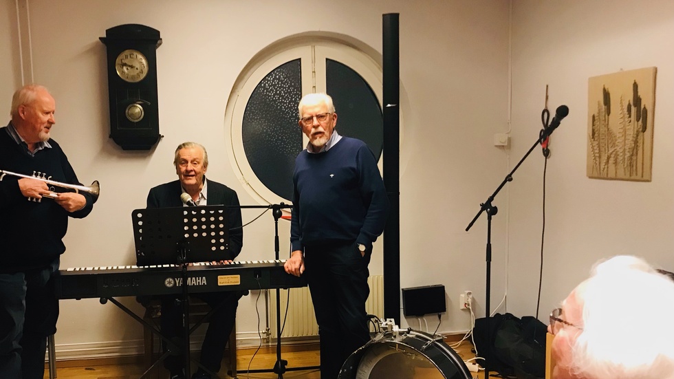 Pekka, Ola och Anders i glatt samspråk med besökare Annette Andersson.