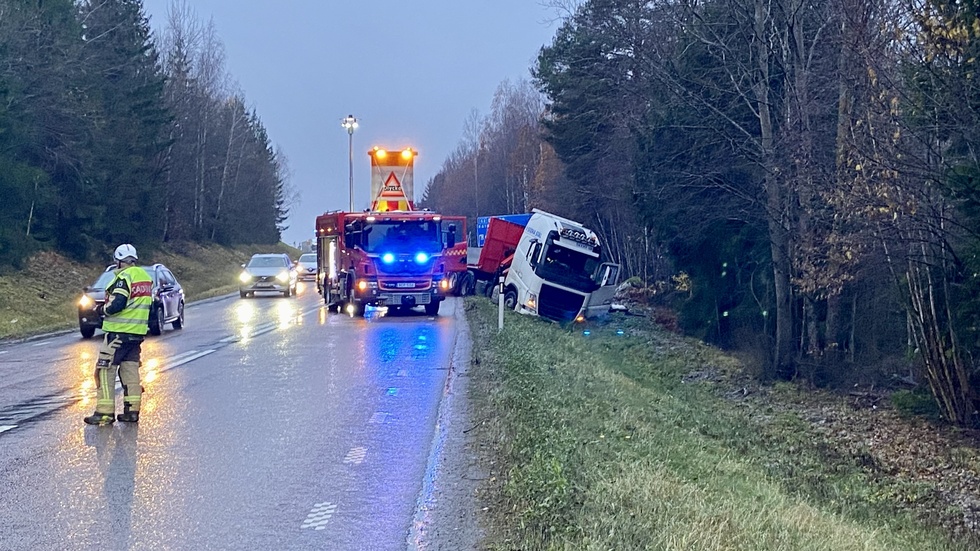 Räddningstjänsten dirigerade trafiken som gick i en riktning i taget under morgonen. 