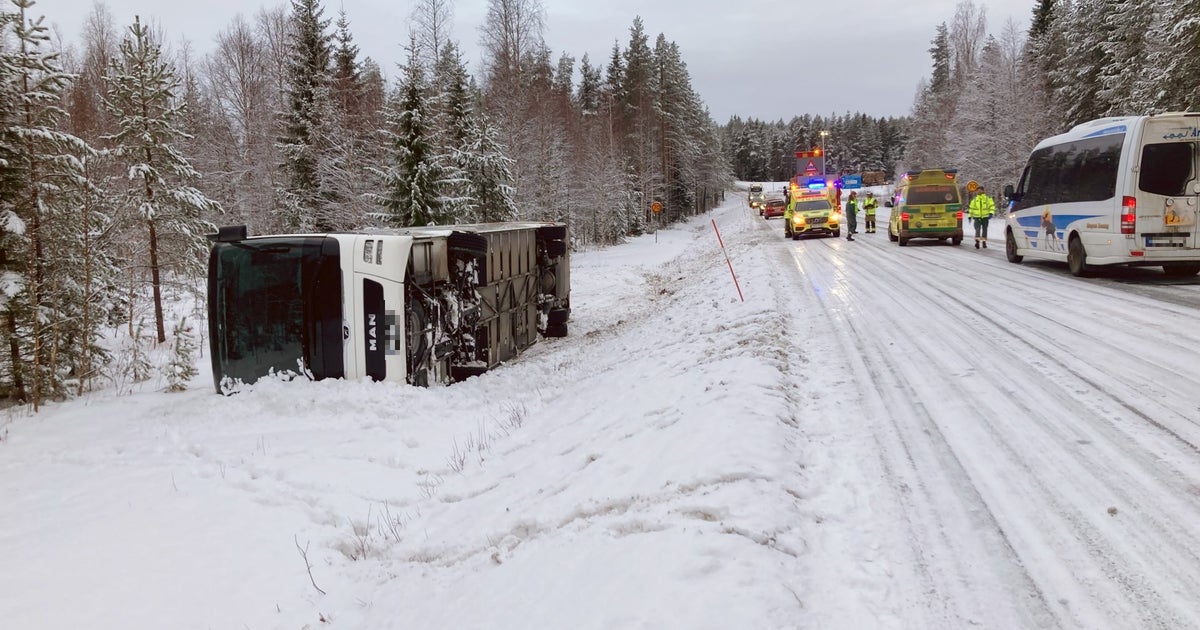 skolbuss-v-lte-i-diket-fyra-barn-ombord