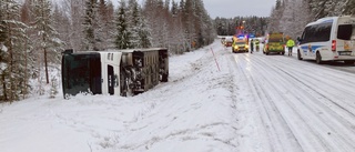 Skolbuss välte i diket – fyra barn ombord