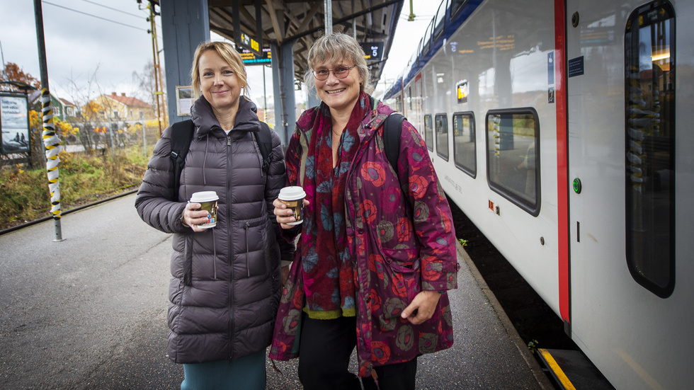Karin Liljeblad och Christina Lindblom tycker inte det låter som någon bra lösning att vänta på tåget i stationshuset eller i de två kurerna, medan taket rivs.