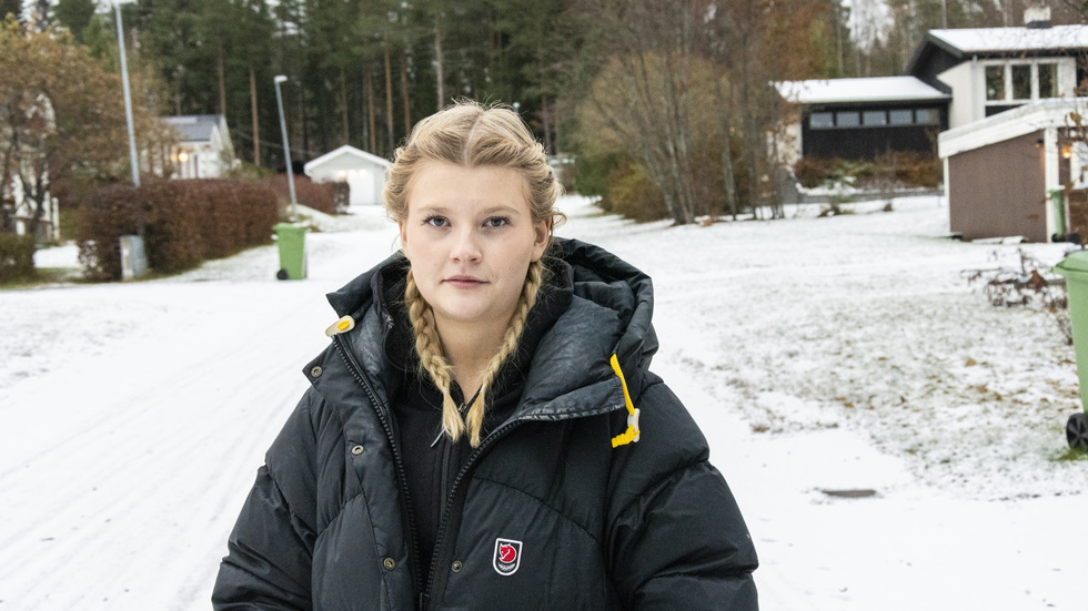 Emma Lindgren, 19, verkar inte få någon bonus trots sommarjobb. Enligt henne har det inte kommunicerats någonstans att bonus utgår vid frånvaro.