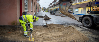 Central gata stängs av för grävjobb – boende blir utan vatten