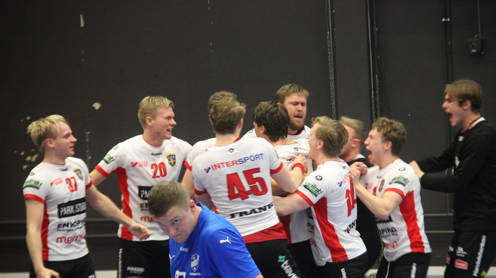EHF vrålar ut glädjen över Gustav Odeheims sena kvittering borta mot Tumba. Nu väntar ett annat topplag på bortaplan, Bodens BK.