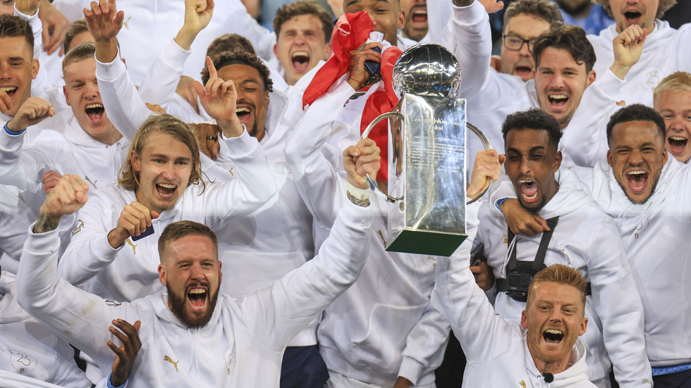Malmö FF:s lagkapten Pontus Jansson och Anders Christiansen, lagkapten innan han tvingades avbryta säsongen på grund av hjärtproblem, lyfter Lennart Johanssons pokal.