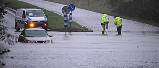 Trafikkaos i Skåneregnet – bilar under vatten