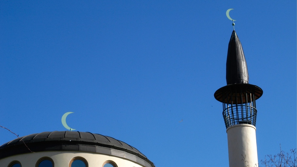 Moskén på bilden står på Södermalm i Stockholm. Att Jimmy Åkesson nu anser staten borde ha makt att gå in och riva moskéer, avlyssna muslimer och förbjuda religiösa föremålupprör Anton Nilsson (C). "Det är inget annat än rasism i sin vidrigaste form" menar han.