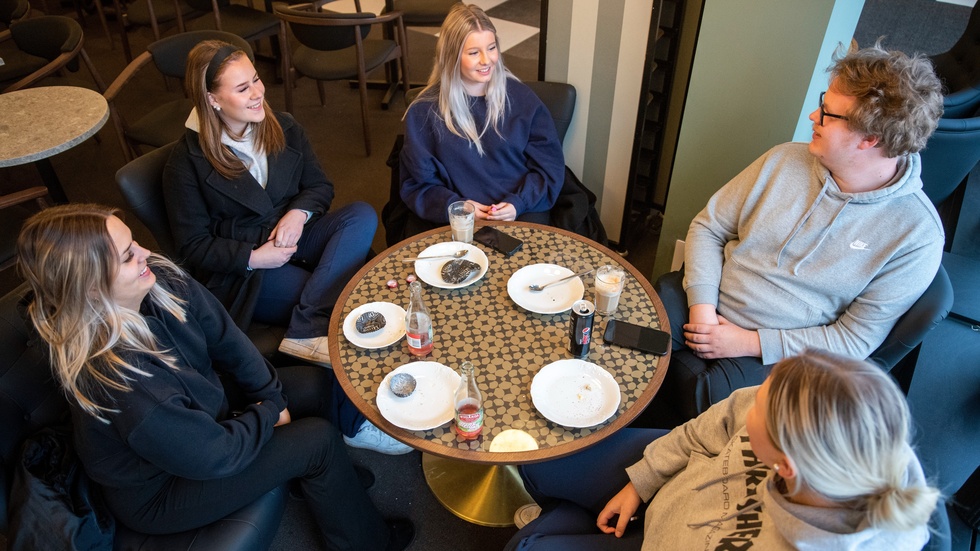 Alice Nilsson, Jolene Johansson, Ella Backman, Sonny Karlsson och Maja Håkansson diskuterar nya Bergslagstorget.