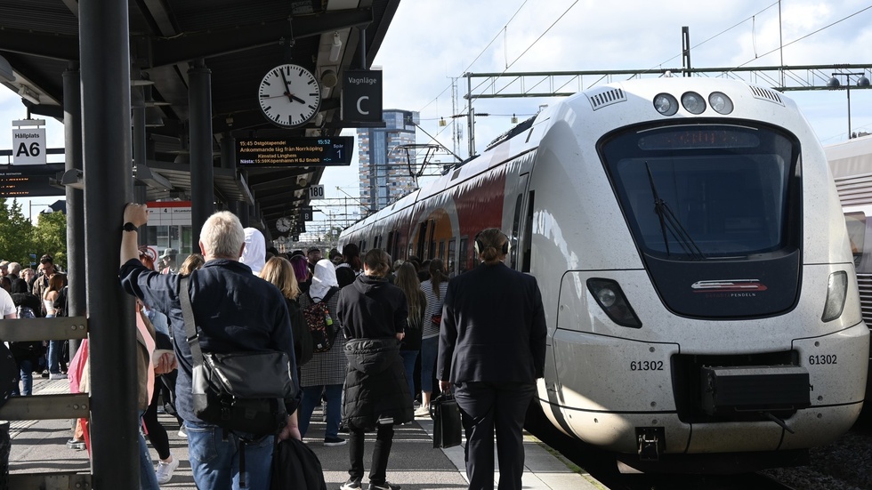 Västerås stad behöver pengar till ytterligare ett stågstopp och undrar nu om Enköping kan bidra.