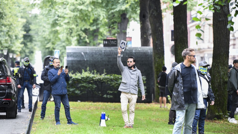 Salwan Momika vid Pakistans ambassad i Stockholm på måndagen där han planerar att bränna Koranen. Till vänster Salwan Najem. Arkivbild.