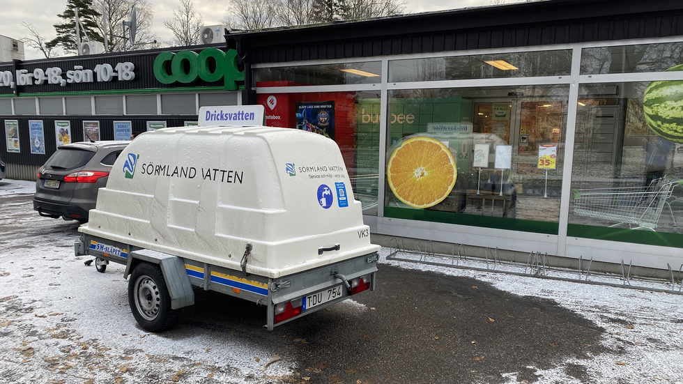 En av de vattentankar som ställdes ut i Hälleforsnäs i samband med den stora vattenläckan nyligen.