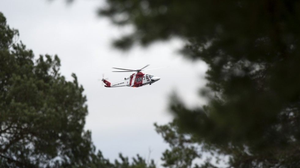 Mannen fördes med sjöräddningens helikopter till sjukvård. Arkivbild.