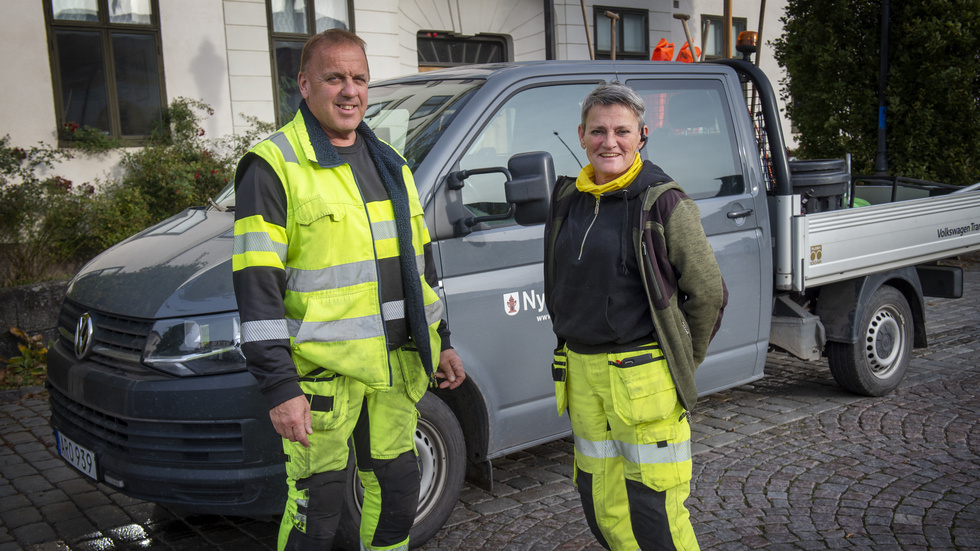 Kommunens parkarbetare Cajsa Linde och traktorföraren Christer Andersson är nu på jakt efter årets julgran till Stora torget. "Det ska bli en stor och vacker gran", säger Christer Andersson.