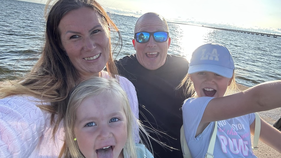 Efter en lång tids sökande får Tom och Tina äntligen flytta in med sina barn i ett nytt hem.
