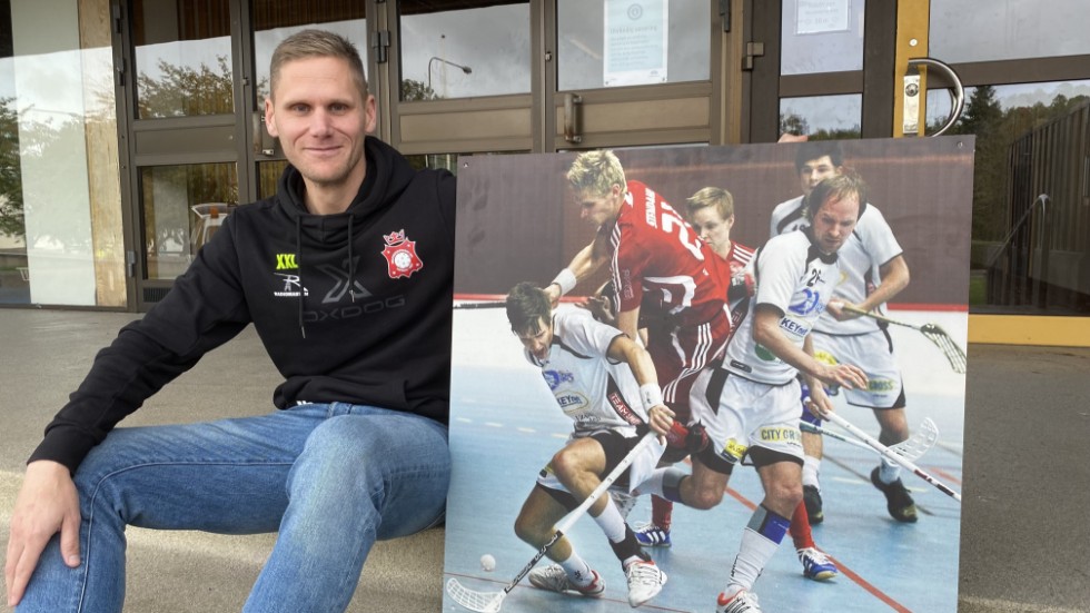 Det är nu, 2023. Mickael Stendahl är ihågkommen på storbild i Motala sporthall. Tavlan är från 2009 då Solfjäderstaden spelade i ettan. Nu är Stendahl tillbaka som tränare för det lag som nu spelar i division 2. Premiär i Linköping på fredag.