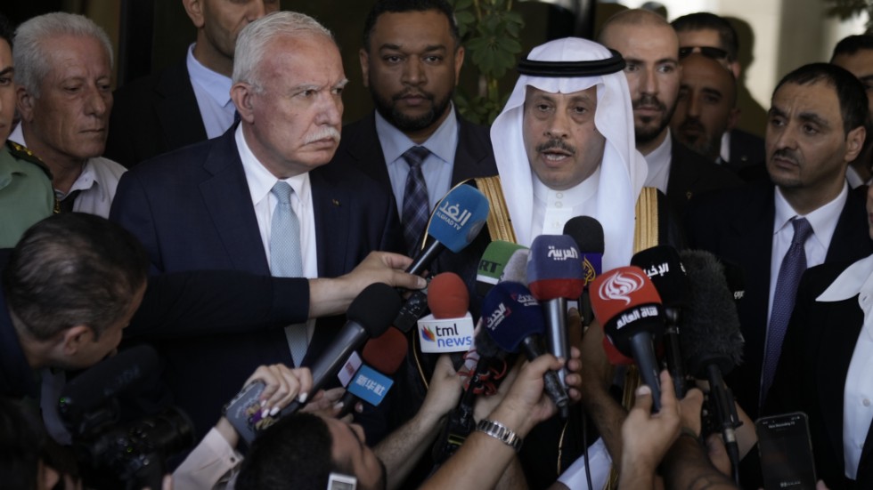 Ambassadören Nayef al-Sudairi håller presskonferens tillsammans med Palestinas utrikesminister Riyad al-Maliki.