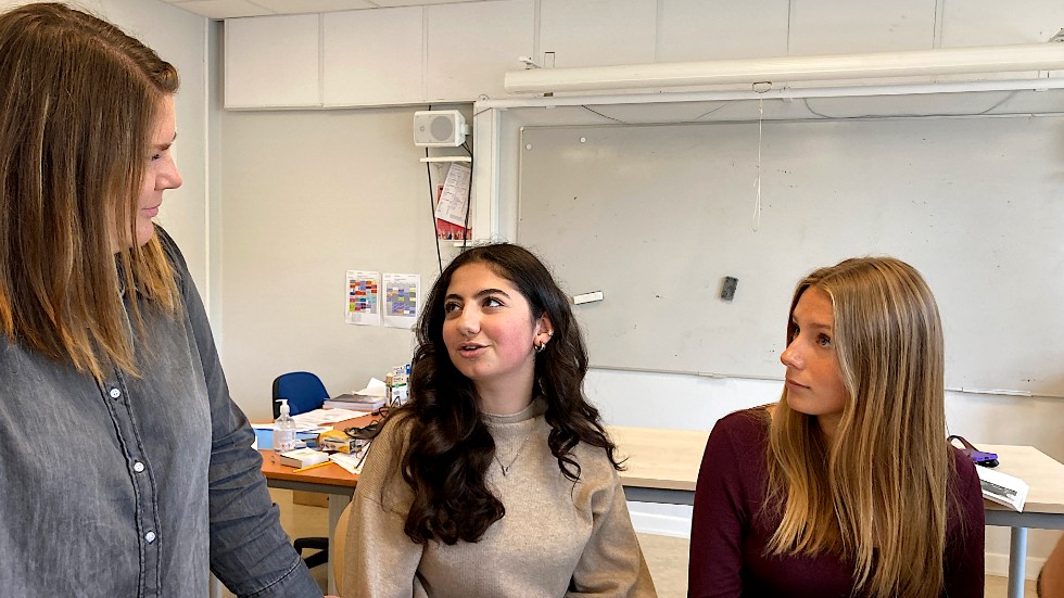 God stämning på Korsängsskolan. Läraren Diana Hallberg i samspråk med Maram Chehab Eddin och Felicia Rosenberg.
