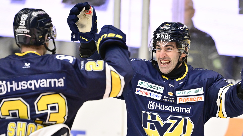 Nick Shore, till höger, återvänder till HV71 efter att ha misslyckats att ta en NHL-plats.