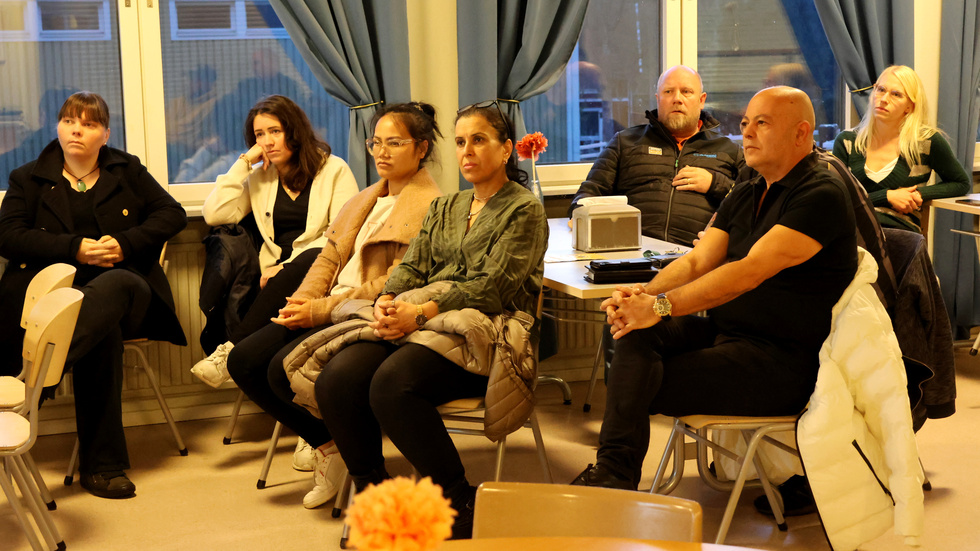Det vilade ett dystert allvar hos de 20-talet Gullringsbor som deltog i torsdagskvällens möte om skolans och förskolans framtida öde i samhället. "Det är skolan, förskolan och affären som är samhällets grundstenar", anser de.