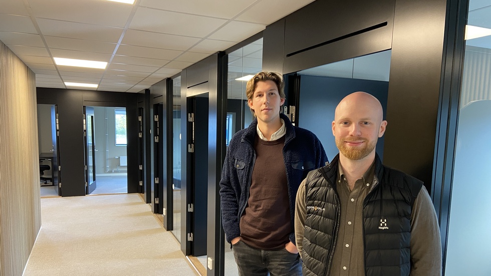 Hotellet består av totalt tio rum. Hyresgästerna för dessutom tillgång till fikarum, konferensrum och dusch och toalett, berättar Tim Larsson och Vincent Eriksson.