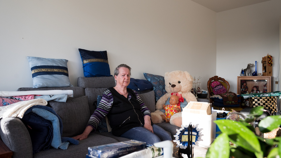 Nyinflyttade Raili Byström är nyopererad och känner ett extra stort behov av sin tv då hon har begränsad rörlighet. 