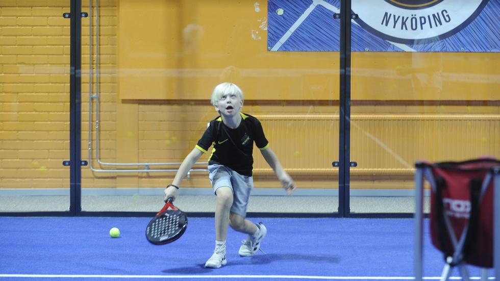 Theodor Ekengren, tio år, har bara spelat padel i ett år men har kommit långt under den tiden..