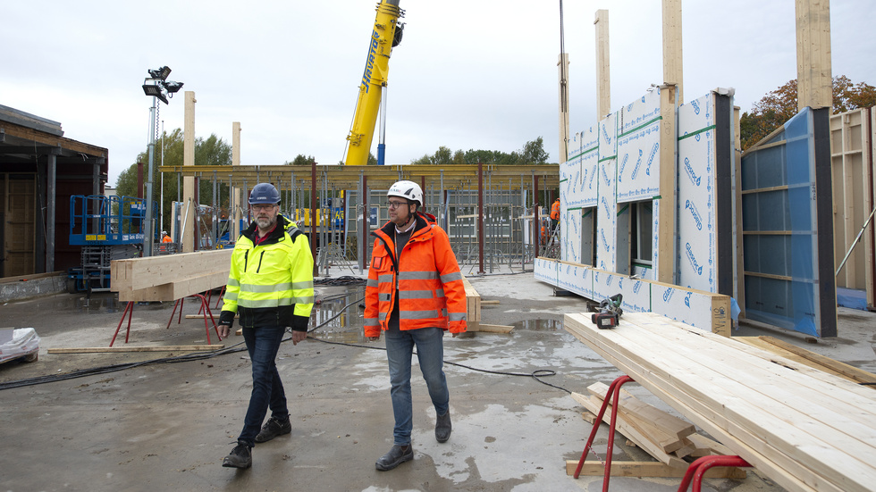 Förhoppningen är att skolan ska stå klar nästa år. "Det är mycket som ska klaffa", säger Henrik Anheim, projektledare på Corem. Till höger syns Pontus Berlin på Peab.