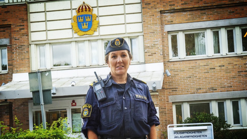 "Jag får ha mössan på nu, annars kommer kollegorna ge mig fan", säger Lisa Nilsson och skrattar.