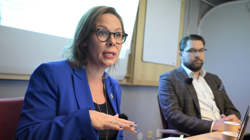 Migrationsminister Maria Malmer Stenergard och Sverigedemokraternas partiledare Jimmie Åkesson presenterade budgetnyheterna på Migrationsverkets förvar i Åstorp.