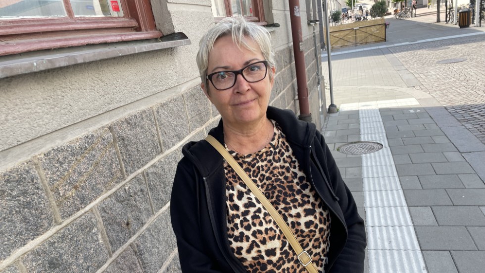 Marie Sjögren är besviken och arg för att hennes syster och mamma inte fick den hjälp de borde ha fått den sista tiden i livet. "Jag blir förbannad på politikerna som sitter och bestämmer sådana här saker. Nästa gång kan det vara deras mamma, pappa eller syster", säger hon. 
