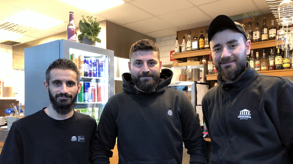 Habba Afrem, Mousa Eliya och Majd Eliya kommer alla att jobba i köket på julafton för att skänka mat till behövande i Enköping. 