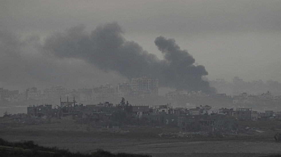 Rök stiger efter en israelisk attack i Gaza, sett från södra Israel.