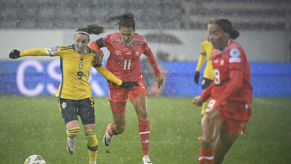 Sveriges Kosovare Asllani och Schweiz Coumba Sow i kamp om bollen under Nations League-matchen, Schweiz och Sverige på Swissporarena i Luzern.