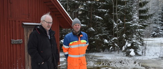 Boende vid å som svämmar över: "Vi kommer att drunkna"