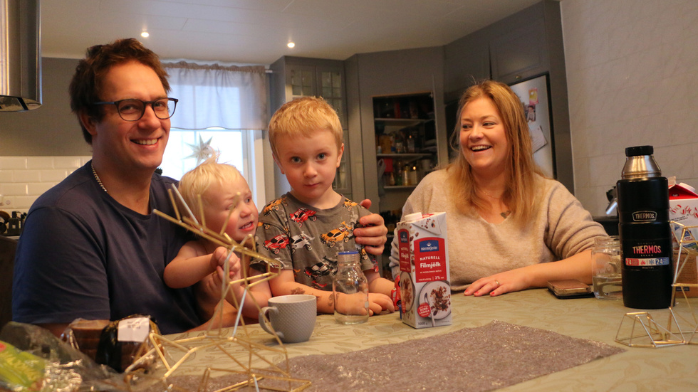 Familjen Berg, bestående av pappa Lars, Victor, 2 år, Wille, 5 år och mamma Maria, har varit ner till Norrmejerier i Umeå där de provat fram smaken på nästa julfil.