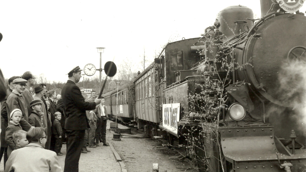 Sista persontåget Finspång-Pålsboda 27 maj 1962. Cirka 280 personer åkte med och Finspångs blåsorkester var på plats.
.